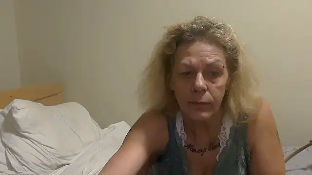 Snapshot of housewife_shantie chatting on October 16, 7:37 pm housewife shantie online show from October 16, 7:37 pm
