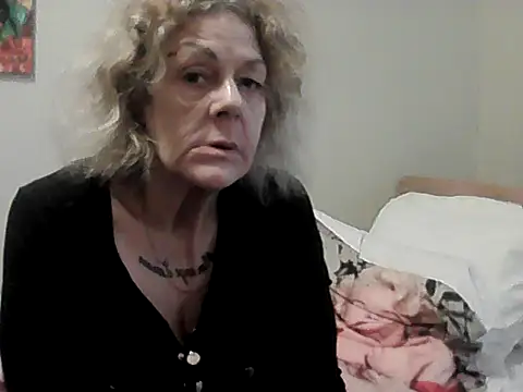 Snapshot of housewife_shantie chatting on April 4, 8:23 am housewife shantie online show from April 4, 8:23 am