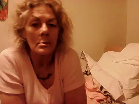 Snapshot of housewife_shantie chatting on April 8, 2:11 am housewife shantie online show from April 8, 2:11 am