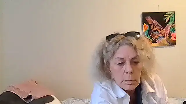 Snapshot of housewife_shantie chatting on May 6, 10:53 am housewife shantie online show from May 6, 10:53 am