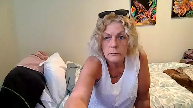 Snapshot of housewife_shantie chatting on May 10, 1:38 pm housewife shantie online show from May 10, 1:38 pm