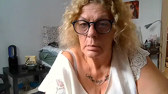 Snapshot of housewife_shantie chatting on July 10, 9:23 am housewife shantie online show from July 10, 9:23 am