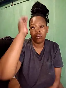 curvyloneah75 online show from April 23, 7:09 am