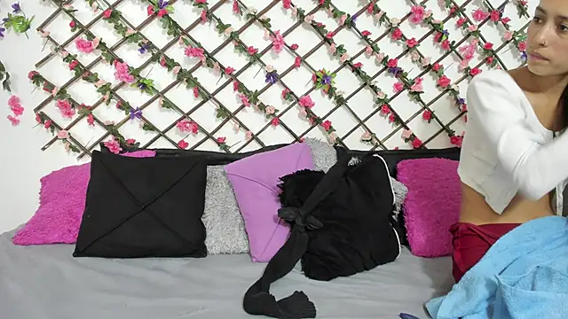 Snapshot of thedream_girls chatting on February 10, 2:37 pm thedream girls online show from February 10, 2:37 pm