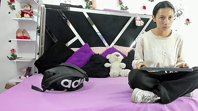 Snapshot of thedream_girls chatting on October 9, 12:03 pm thedream girls online show from October 9, 12:03 pm