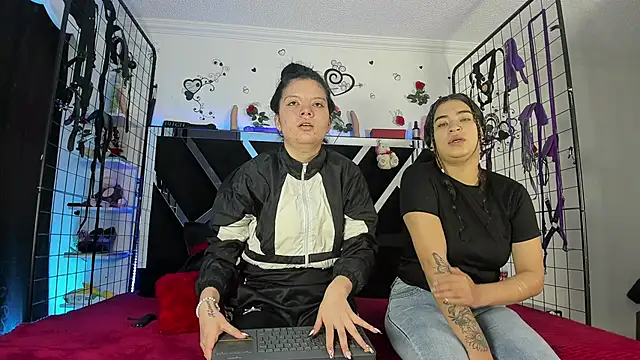 Snapshot of thedream_girls chatting on November 19, 12:27 pm thedream girls online show from November 19, 12:27 pm