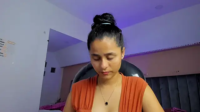 Giselle Roldan online show from April 1, 1:41 pm