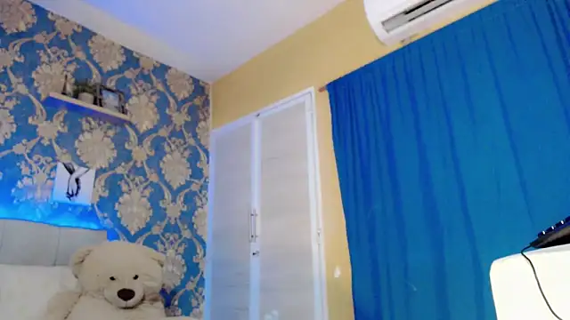 Snapshot of nicoledollts chatting on November 1, 1:51 am nicoledollts online show from November 1, 1:51 am