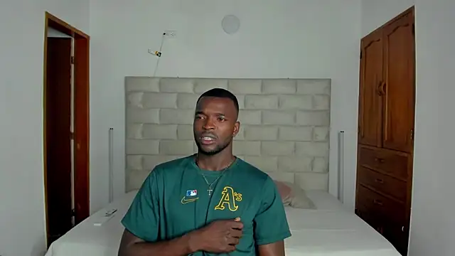 Snapshot of Dylan_Taylor chatting on February 9, 3:21 am Dylan Taylor online show from February 9, 3:21 am