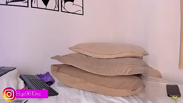 Snapshot of ellie_mcdonald chatting on April 28, 2:27 am ellie mcdonald online show from April 28, 2:27 am