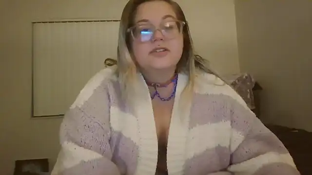 Snapshot of HoneyBear19 chatting on February 24, 7:55 am HoneyBear19 online show from February 24, 7:55 am