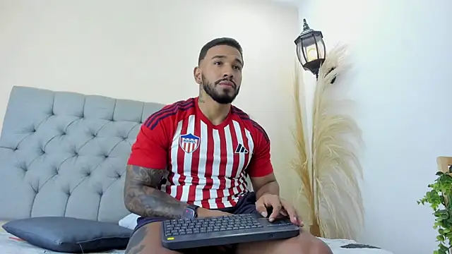 Snapshot of bruno_miller_ chatting on May 3, 7:31 pm bruno miller online show from May 3, 7:31 pm