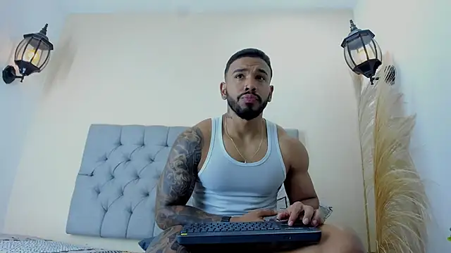 Snapshot of bruno_miller_ chatting on May 25, 9:32 pm bruno miller online show from May 25, 9:32 pm
