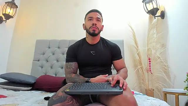 Snapshot of bruno_miller_ chatting on May 27, 9:01 pm bruno miller online show from May 27, 9:01 pm