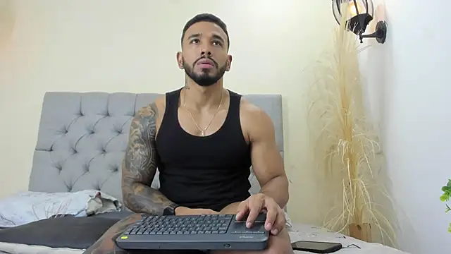 Snapshot of bruno_miller_ chatting on May 31, 9:05 pm bruno miller online show from May 31, 9:05 pm