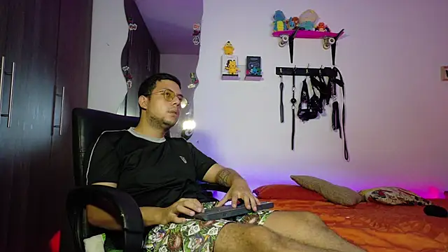 Snapshot of Nymphobuddies chatting on January 19, 12:36 am Nymphobuddies online show from January 19, 12:36 am