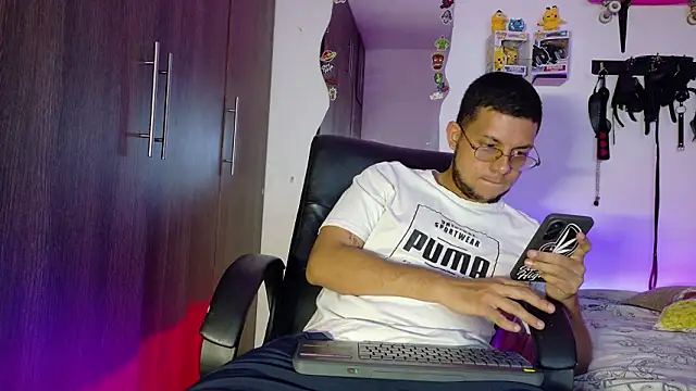 Snapshot of Nymphobuddies chatting on February 28, 7:59 pm Nymphobuddies online show from February 28, 7:59 pm