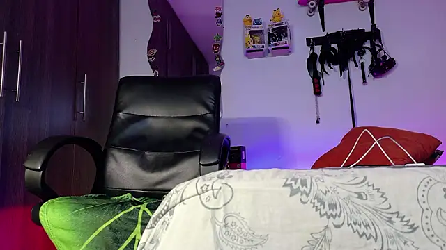 Snapshot of Nymphobuddies chatting on March 1, 4:42 pm Nymphobuddies online show from March 1, 4:42 pm