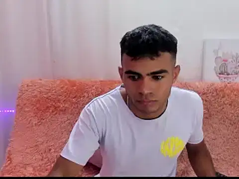 Snapshot of alessandro_2005 chatting on February 3, 12:25 am alessandro 2005 online show from February 3, 12:25 am