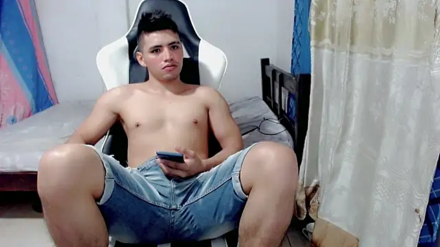 Snapshot of danilo302209 chatting on March 12, 6:18 am danilo302209 online show from March 12, 6:18 am