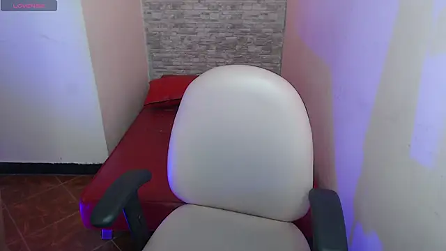 Lili Gomez  online show from October 30, 2:07 pm