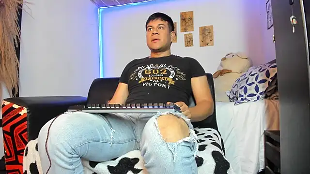 Snapshot of Nicolaskoling chatting on December 12, 3:32 am Nicolaskoling online show from December 12, 3:32 am