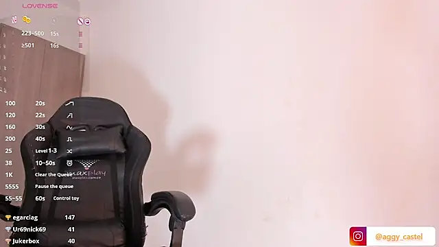 Snapshot of aggy_castel chatting on December 22, 10:47 pm aggy castel online show from December 22, 10:47 pm