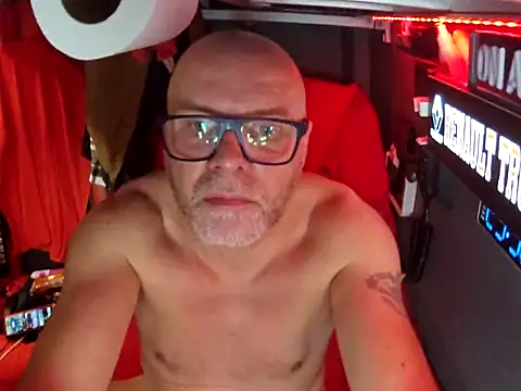 Snapshot of KOMANDOS74 chatting on November 19, 10:54 pm KOMANDOS74 online show from November 19, 10:54 pm