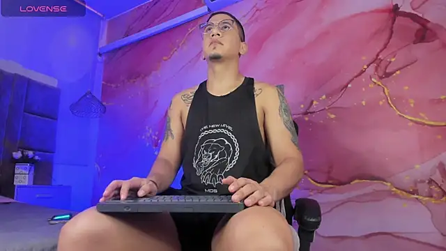 JoshMillerr  online show from April 11, 7:51 pm