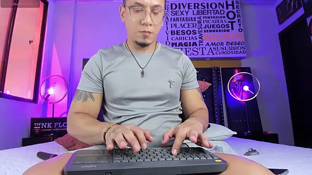 Snapshot of JoshMillerr_ chatting on May 6, 6:57 pm JoshMillerr online show from May 6, 6:57 pm