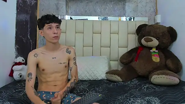 Snapshot of Bi_Latin_Boys1 chatting on December 21, 11:33 am Bi Latin Boys1 online show from December 21, 11:33 am