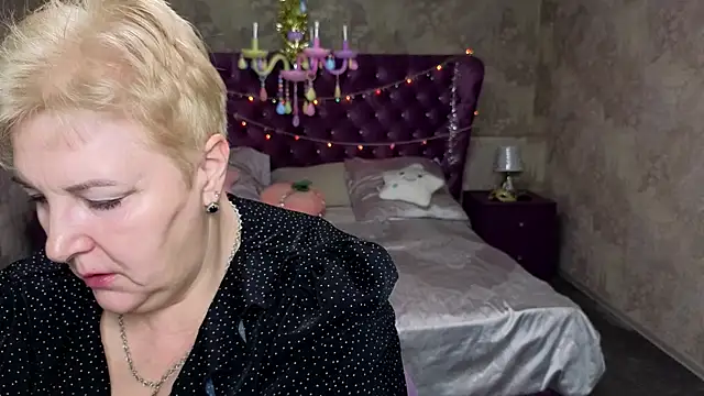 Sandra Snow online show from January 7, 2:30 pm