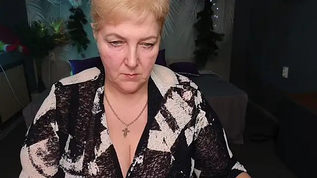 Sandra Snow online show from January 8, 5:15 pm