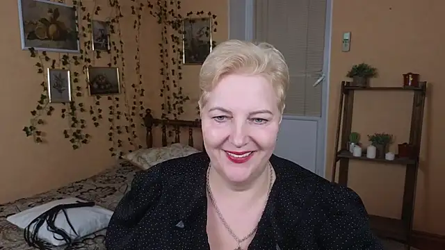 Sandra Snow online show from February 11, 9:25 pm