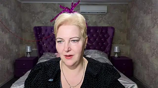 Sandra Snow online show from February 12, 2:10 pm