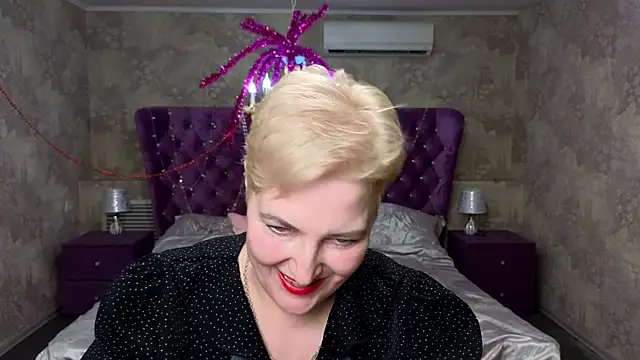 Sandra Snow online show from February 12, 8:18 pm