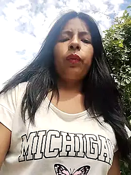 Snapshot of Danna-linyi chatting on February 6, 2:37 pm Danna-linyi online show from February 6, 2:37 pm