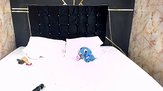 AmandaRobers online show from December 12, 5:37 pm