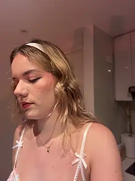 NicoleCut online show from April 7, 10:59 am