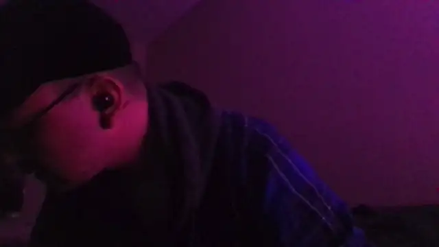 Snapshot of cmichaelxxx chatting on December 18, 3:47 am cmichaelxxx online show from December 18, 3:47 am