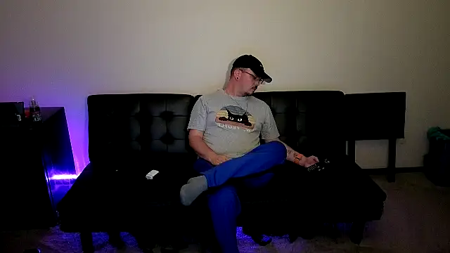 Snapshot of cmichaelxxx chatting on October 12, 1:15 am cmichaelxxx online show from October 12, 1:15 am