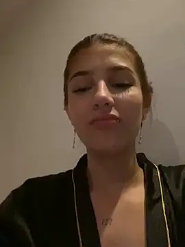 Snapshot of thamygomezz chatting on February 1, 4:35 am thamygomezz online show from February 1, 4:35 am