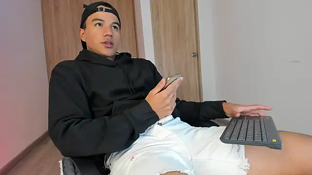 Snapshot of lucas_wellx chatting on June 5, 2:40 am lucas wellx online show from June 5, 2:40 am