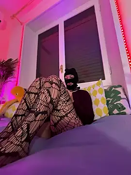 Snapshot of littlewitchxoxo chatting on December 17, 4:32 pm littlewitchxoxo online show from December 17, 4:32 pm