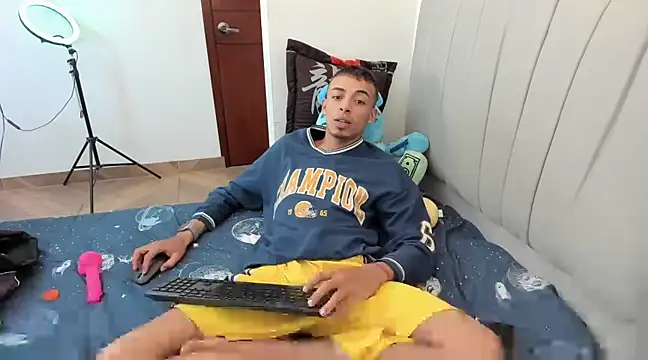 Snapshot of twink_latino5 chatting on December 23, 4:33 am twink latino5 online show from December 23, 4:33 am