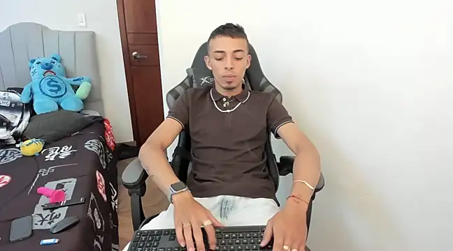 Snapshot of twink_latino5 chatting on December 25, 9:54 pm twink latino5 online show from December 25, 9:54 pm