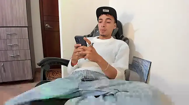 Snapshot of twink_latino5 chatting on March 14, 3:37 am twink latino5 online show from March 14, 3:37 am