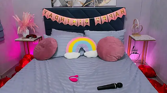 Curvy Dynamite  online show from March 11, 1:11 am