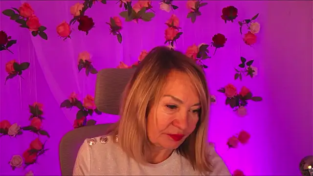 Snapshot of RosalindaFortuna chatting on December 20, 1:43 pm RosalindaFortuna online show from December 20, 1:43 pm