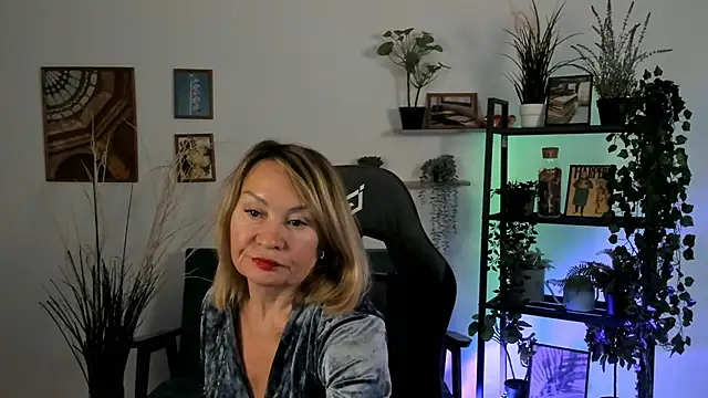 Snapshot of RosalindaFortuna chatting on January 4, 2:04 pm RosalindaFortuna online show from January 4, 2:04 pm